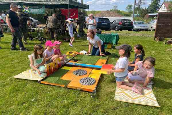 Dzieci grana w wielką grę plasznową.