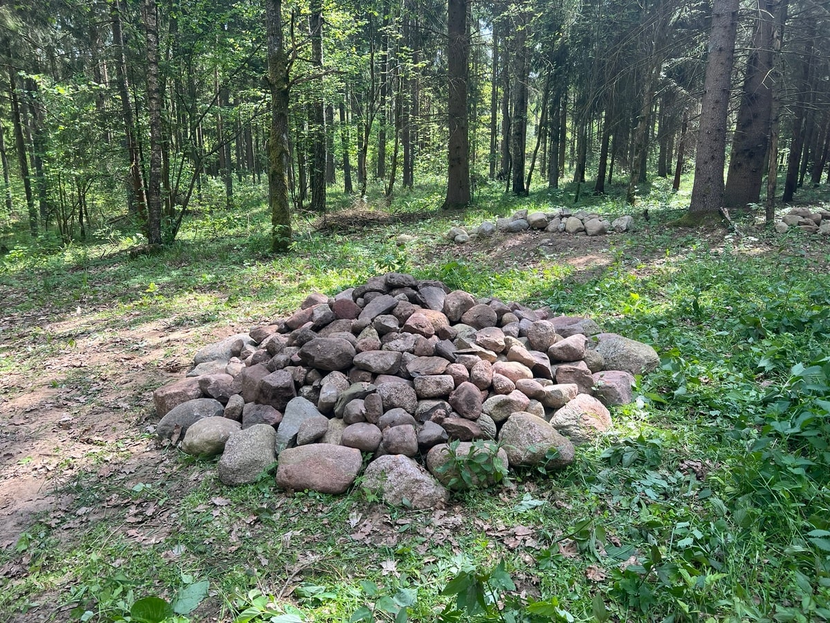 Zrekonstruowany kurhan, czyli kupa kamieni.