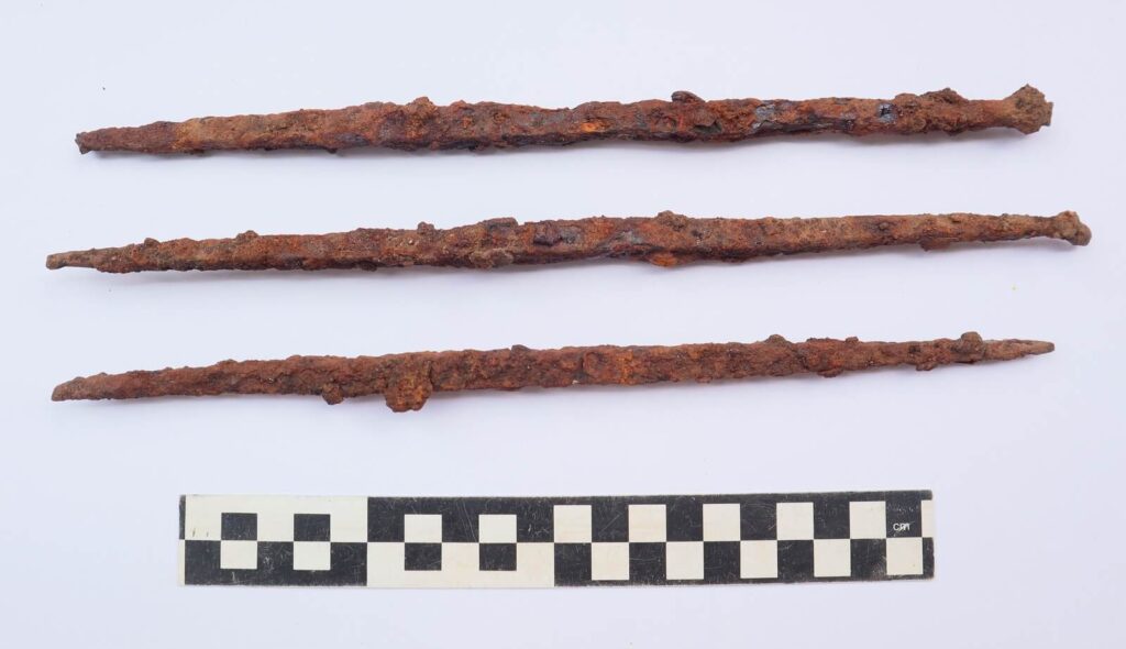 trzy żelazne pręty z miarką