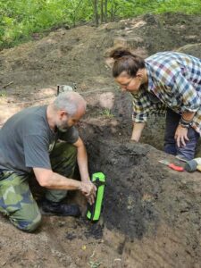 Michał i Iwona pobierają próbkę tj. monolit.