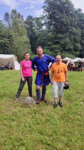 Ania i Bartek pozują z Pawłem (Oczko) szefem grupy Pera Sudinoi, ubrani w fundacyjne koszulki, a Paweł w niebieskim stroju wodza.