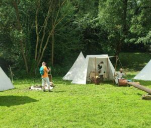 Bartek nagrywa obóz rekonstruktorów.