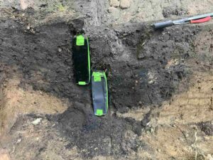 Prostokątne rynienki wbite w profil obiektu