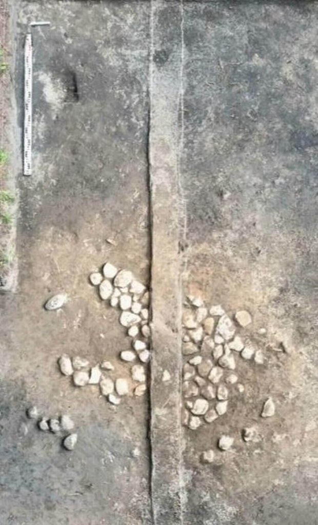 widok z góry na palenisko przecięte świadkiem, kamienie rozrzucone nierównomiernie