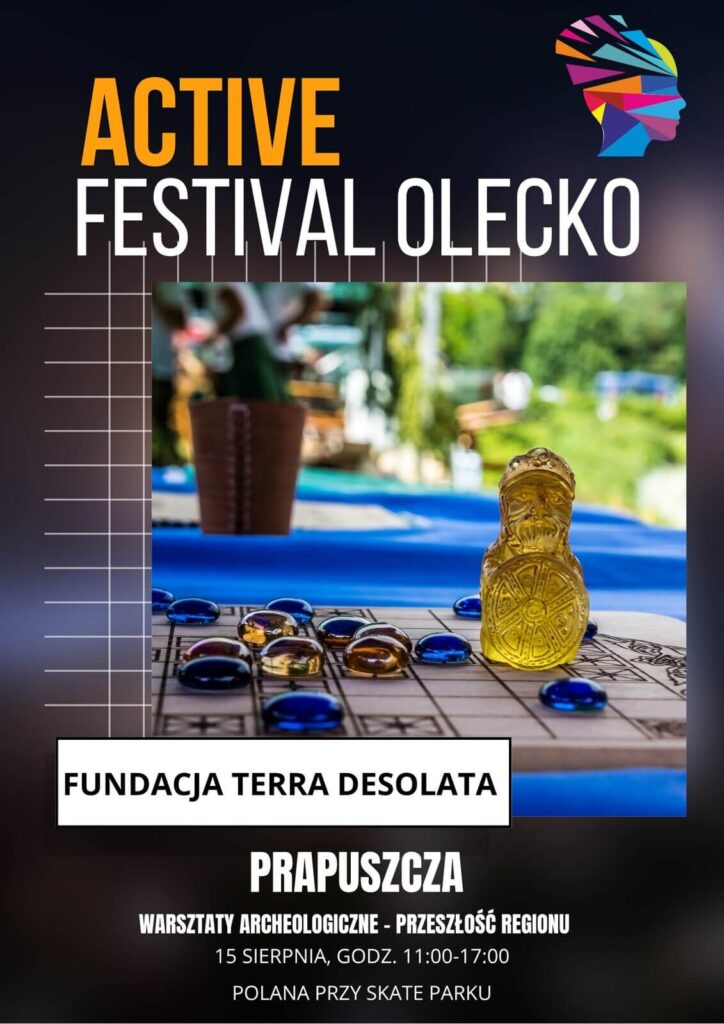 Plakat promujący stanowisko Terry. U góry logo festiwalu (tęczowy profil kobiecy) i tytuł. Niżej zdjęcie planszy do gry hnefatafl z bursztynowym królem. U dołu informacje o imprezie.