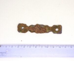 Fragment podłużny okucia z dziurkami po bokach