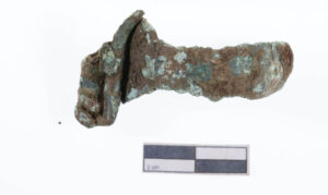 Mocno skorodowany fragment zapinki