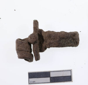 Mocno skorodowany fragment kolejnej zapinki