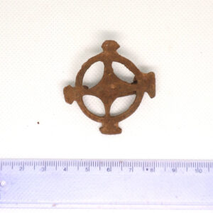 Okrągła zapinka w kształcie a la krzyż wpisany w okrąg