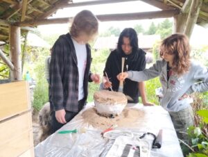 Alex, Ania i Mela doczyszczają popielnicę ze szczątkami, do wyjęcia ich przez antropologa