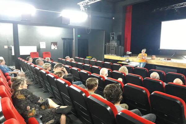 Iwona prowadzi wykład w sali kinowej.