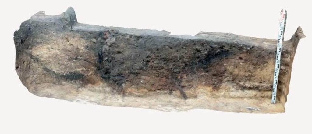 Widok na ciemne wypełnisko pieca pokazane w profilu