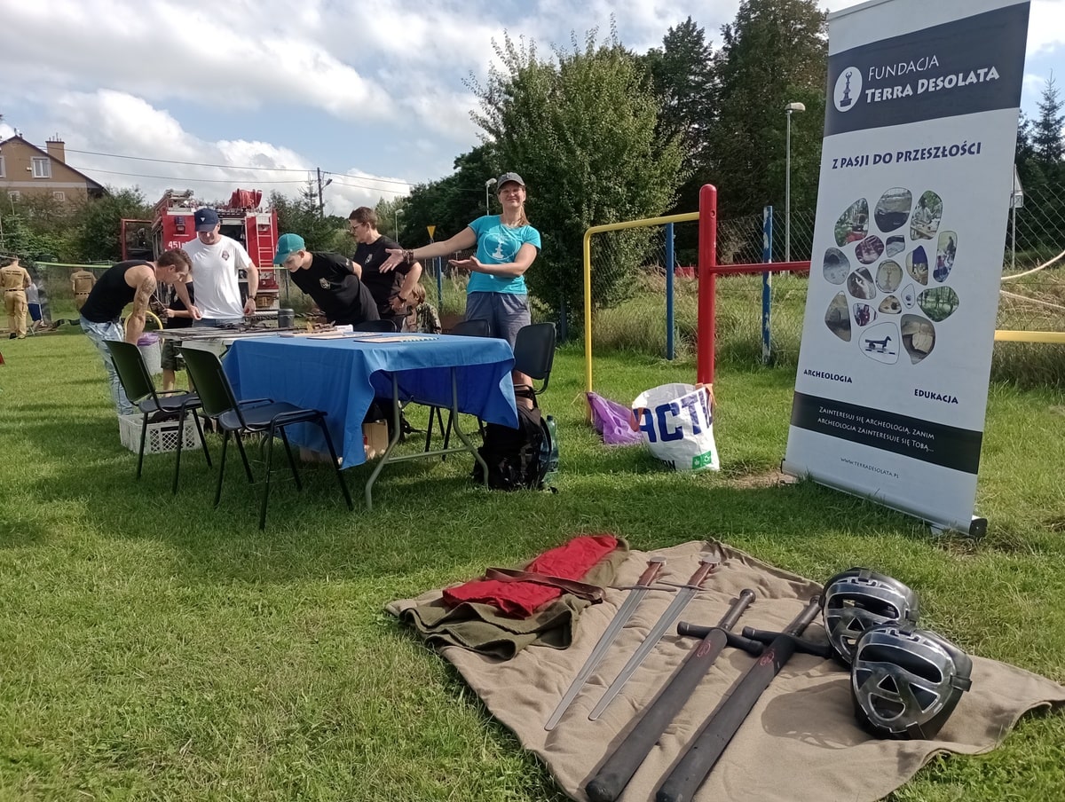 Monika prezentuje rozłożone stoisko edukacyjne.