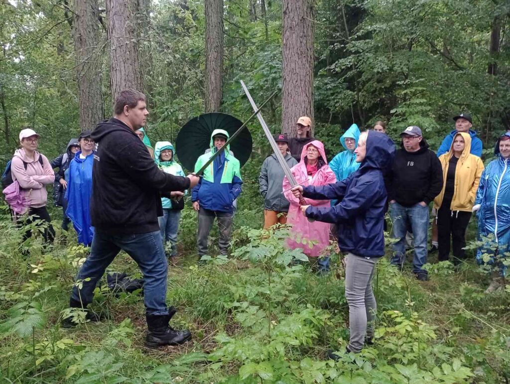 Piotr z jedną z pań ćwiczą walkę na miecze średniowieczne.