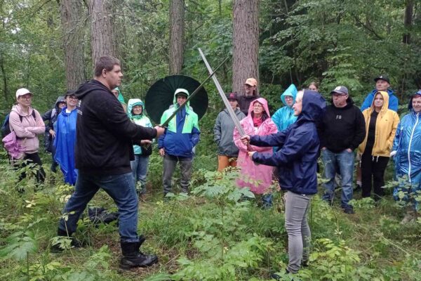 IMG_20250906_152738236_MFNR_Easy-Resize.com Piotr z jedną z pań ćwiczą walkę na miecze średniowieczne.