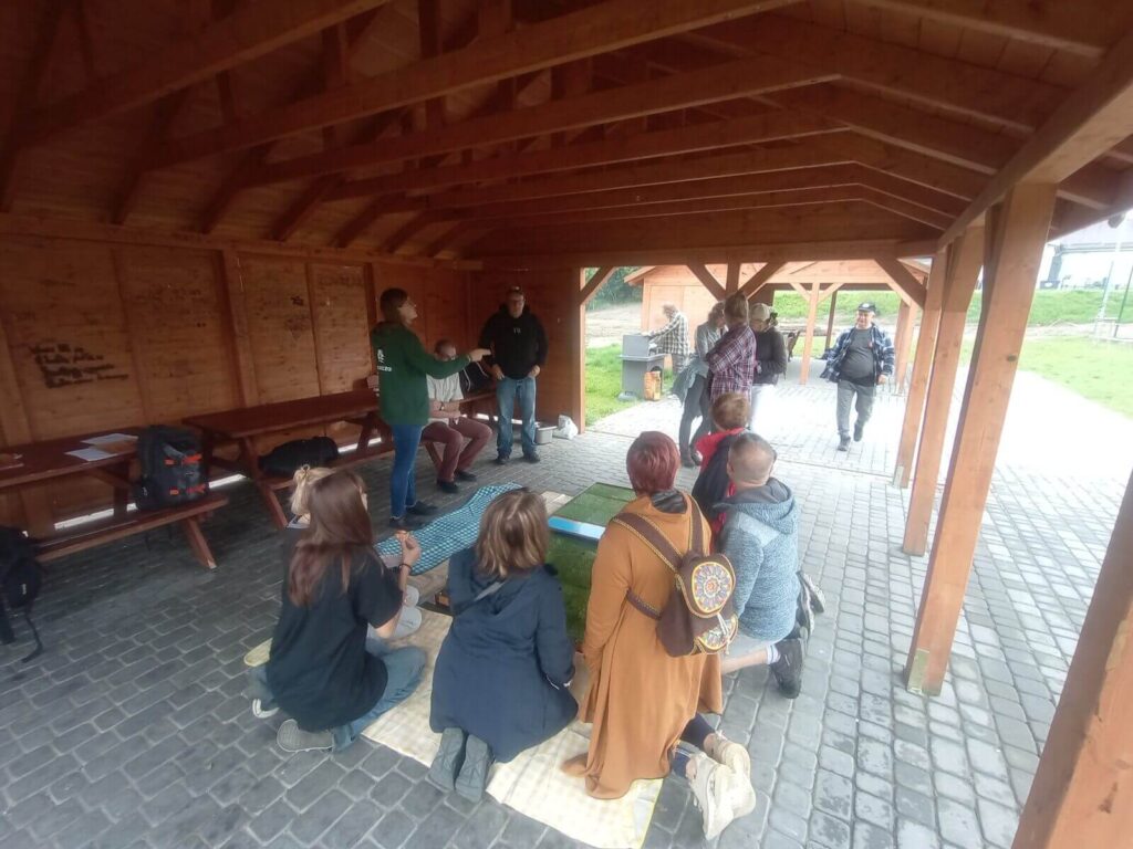 Chętni po spacerze grają w grę planszową prapuszcza-wykopaliska.