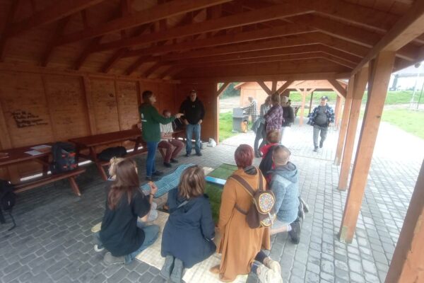 IMG_20250906_164344767_MFNR_Easy-Resize.com Chętni po spacerze grają w grę planszową prapuszcza-wykopaliska.