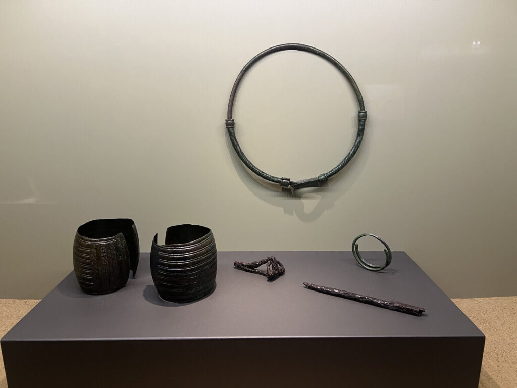 Gablota muzealna z bransoletami, zapinką, naszyjnikiem