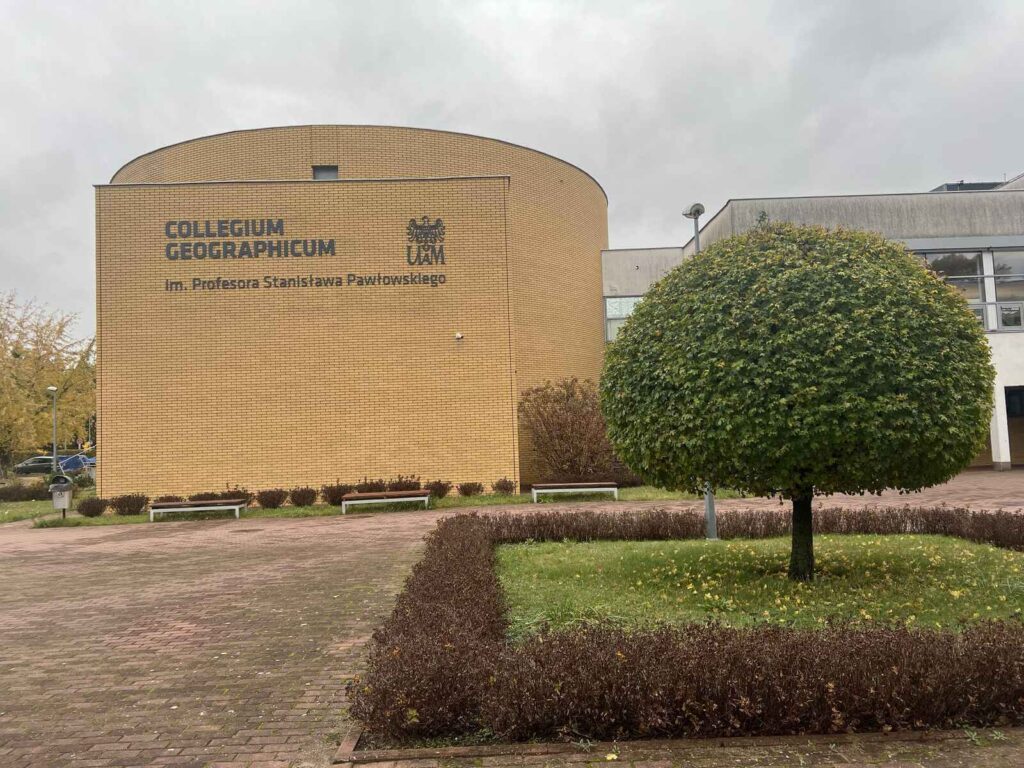 Widok na budynek Wydziału Nauk Geograficznych UAM.