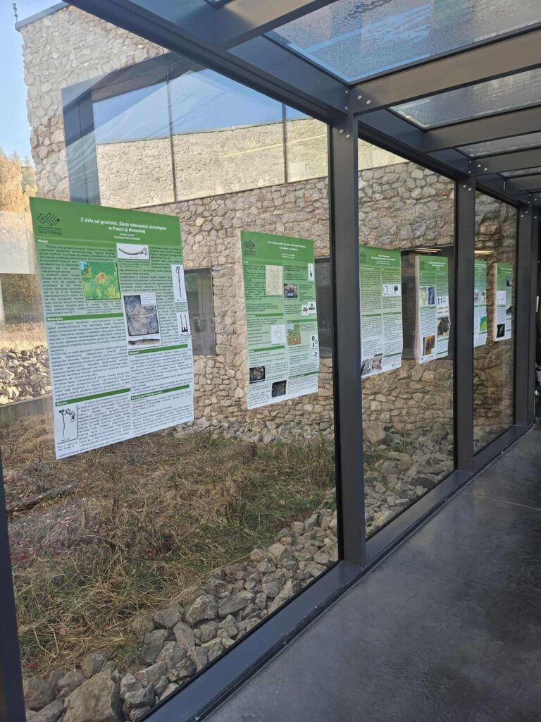 Widok na szybę z naklejonymi na nią posterami.