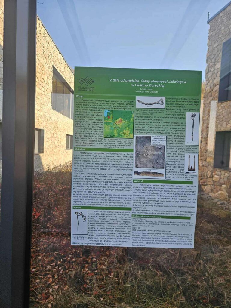 Zbliżenie na poster fundacji