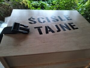 Góra pojemnika z napisem "ściśle tajne"