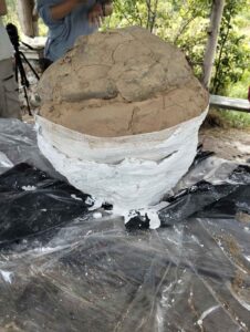 Urna stoi na stole obklejona u dołu gipsem, by się nie rozleciała