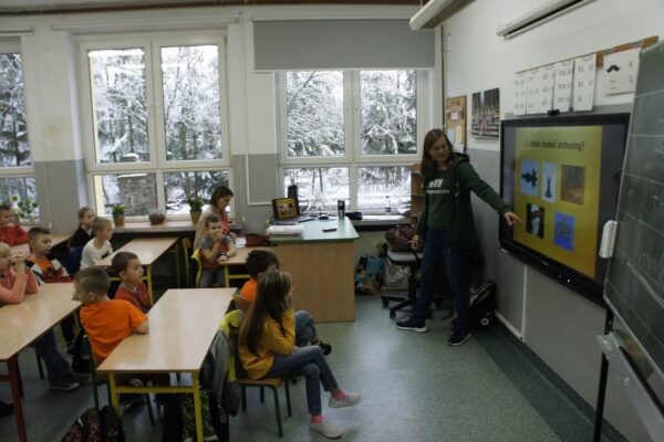 Monika omawia w klasie wyświetlaną prezentację