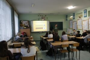 Piotrek omawia prezentację w klasie.