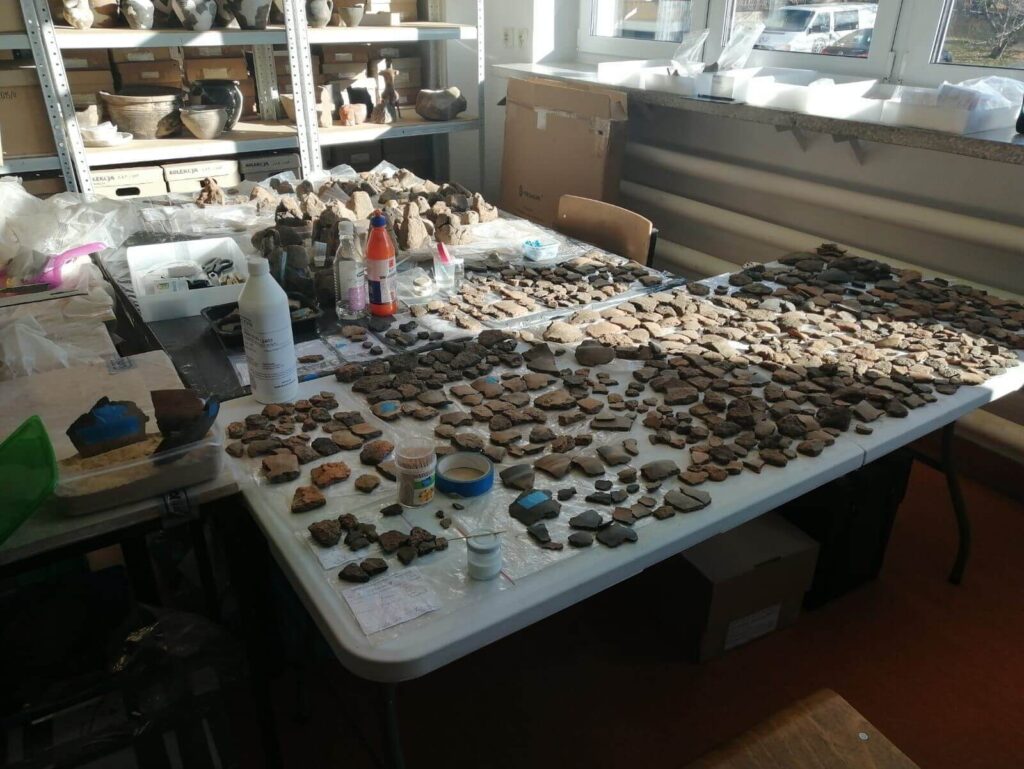 Widok z daleka na stoły z ceramiką w pracowni