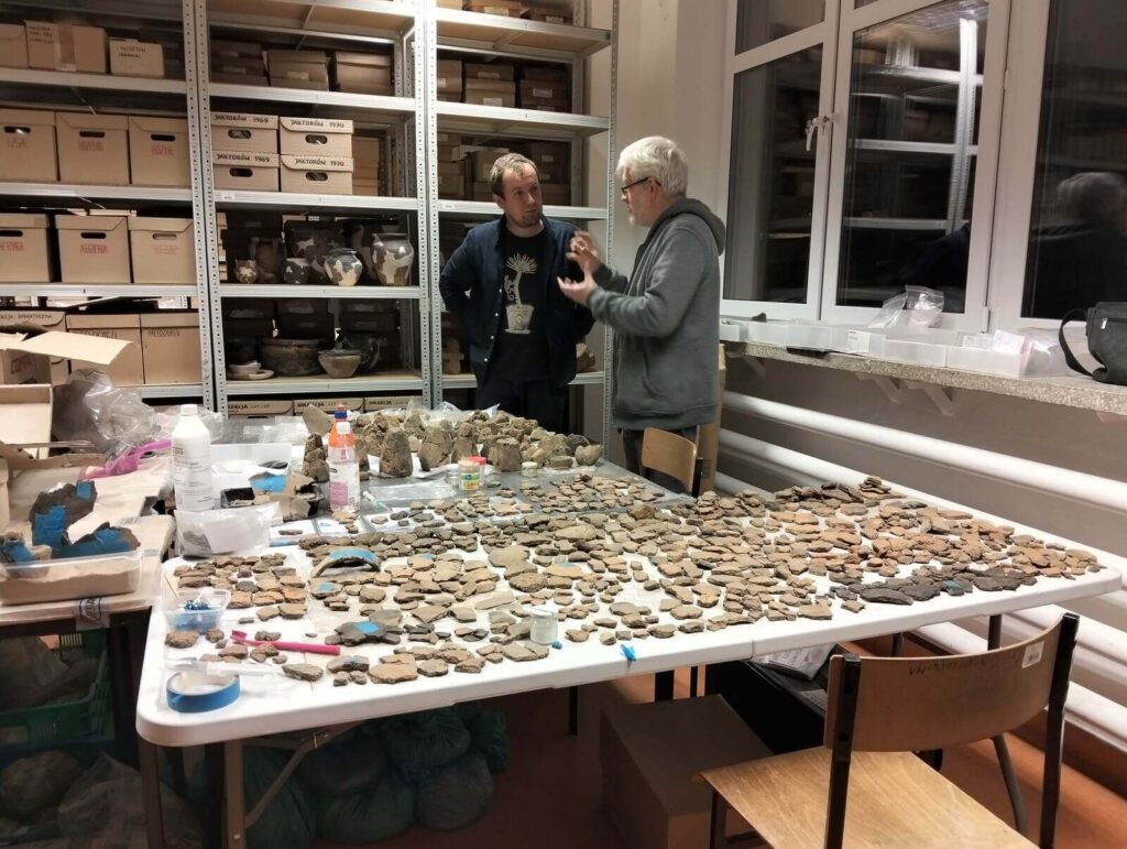 Paweł D. i dr hab. Paweł Sz. podczas rozmowy w pracowni.