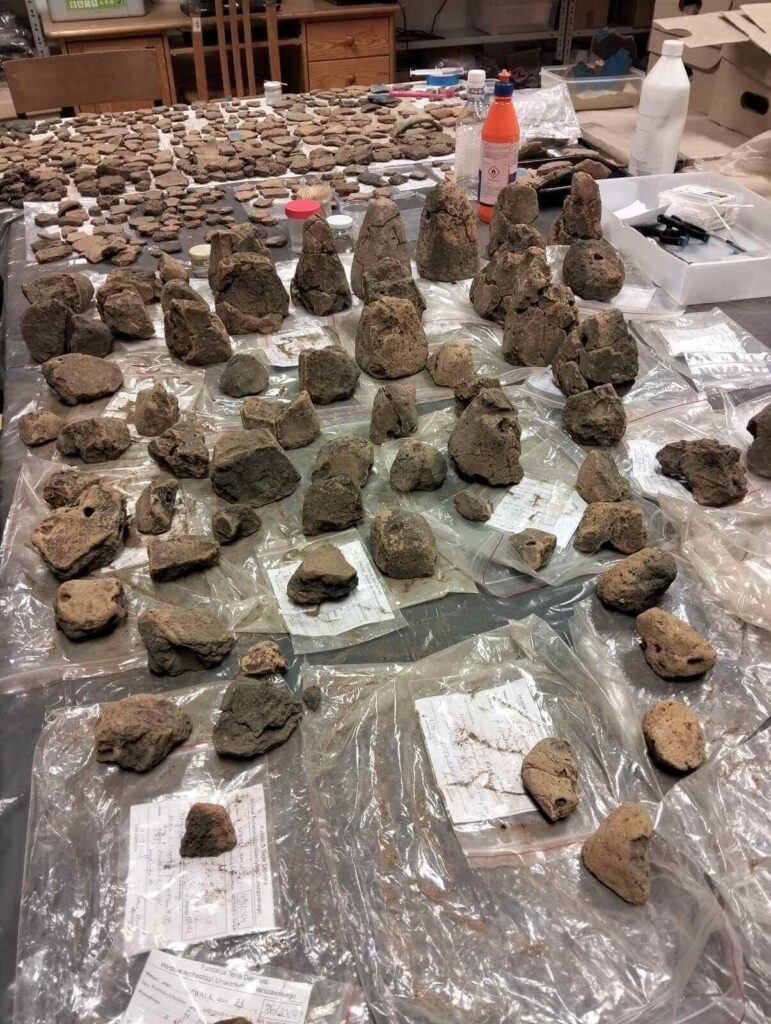 Dużo ciężarków sfotografowane z innego kąta.