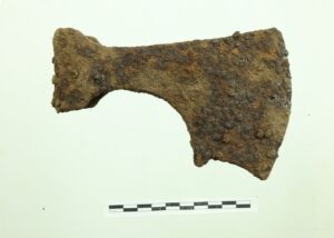 Zardzewiały topór, ma wypustki ostrzu