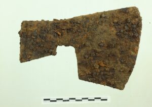 Zardzewiały topór, ma szerokie ostrze płasko zakończone