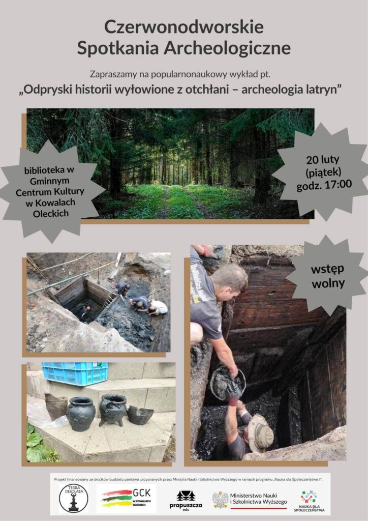 Plakat promujący wykład. Na tle a la kawa z mlekiem tytuł serii i wykładu, niżej zdjęcie lasu, poniżej z lewej 2 małe zdjęcia. Pierwsze ukazuje badania latryny i archeologów przeszukujących wybraną ziemię. Z prawej większe zdjęcie badaczy w latrynie, gdzie jeden podaje wiadro z urobkiem z dna drugiemu. U dołu stopka z logotypami. w trzech gwiazdkach dane o miejscu i godzinie.