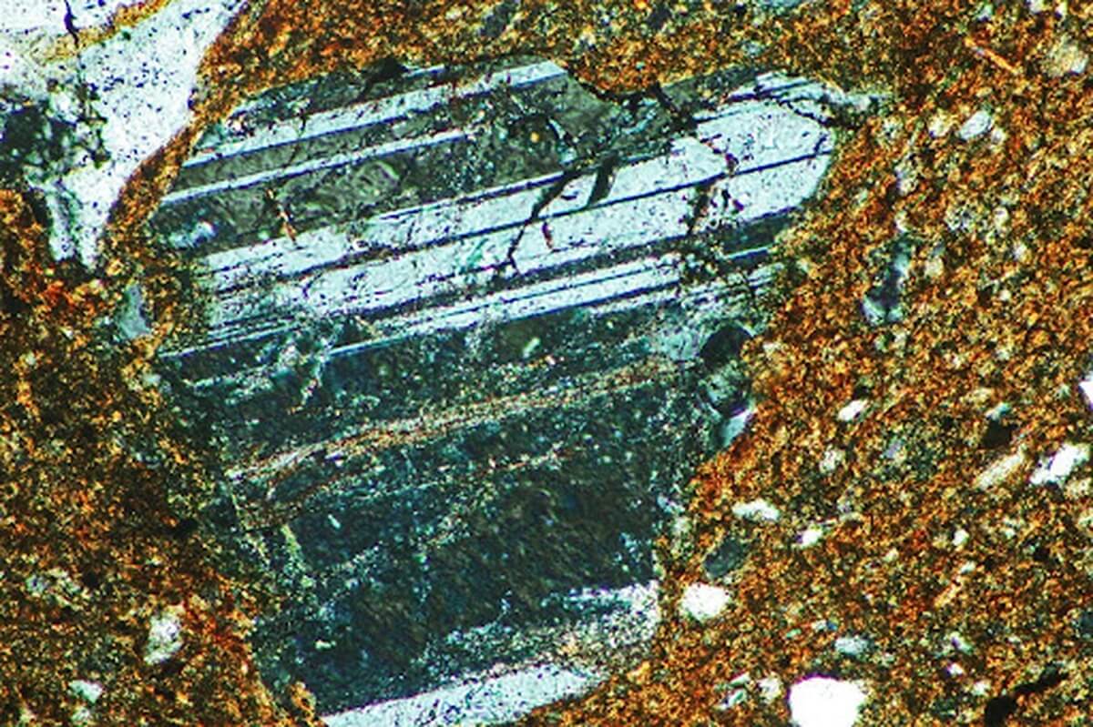 Fragment plagioklazu z wnętrza ceramiki. Mikrofotografia, światło spolaryzowane, powiększenie ok. 60 razy.