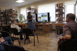 Monika stojąc opowiada o teoriach spiskowych w archeologii