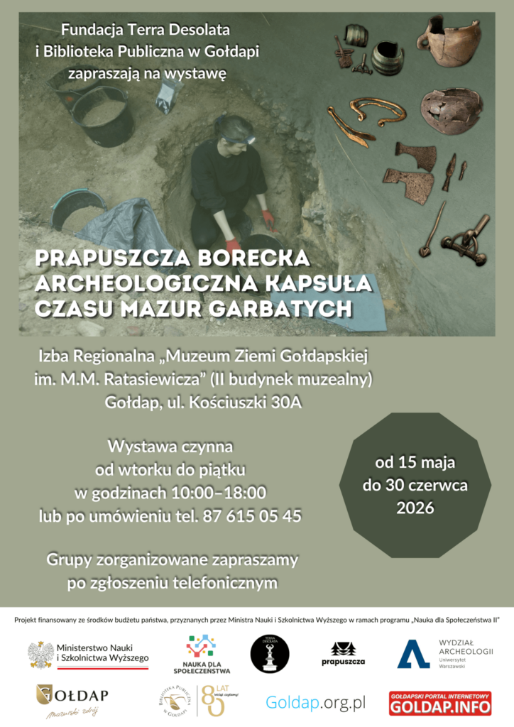Plakat promujący wystawę. Na zdjęciu Hania pracuje w głębokiej jamie na osadzie pradziejowej.