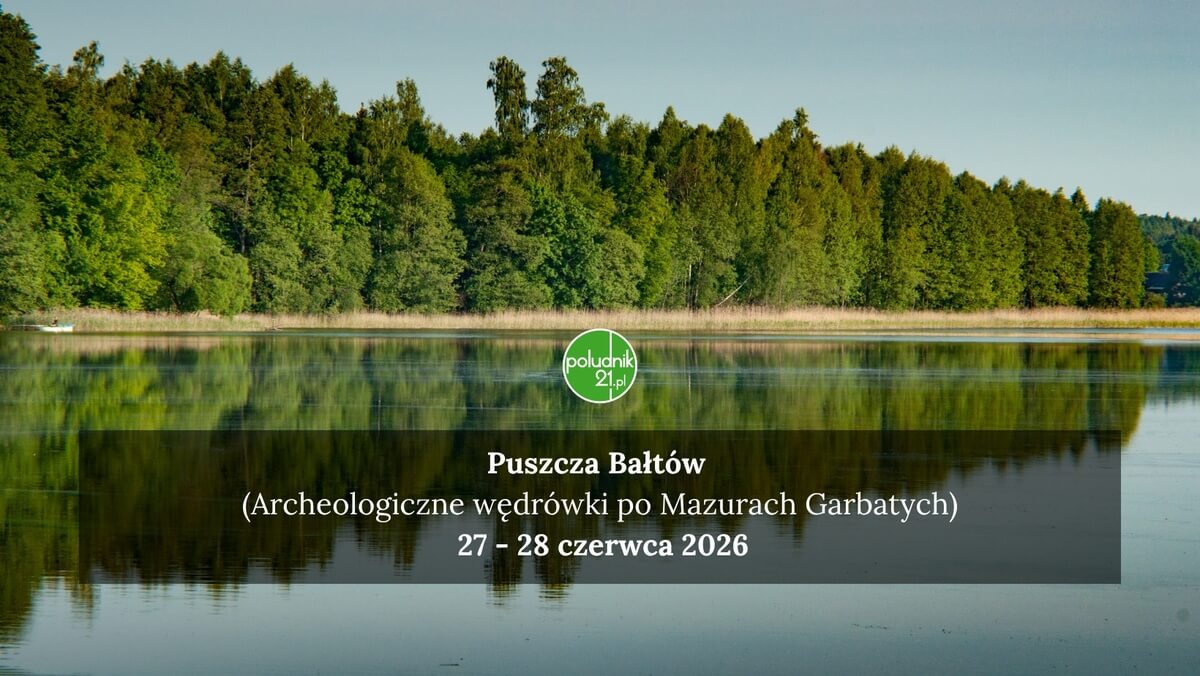 Widok na jezioro i las w tle na środku tytuł wycieczki i data