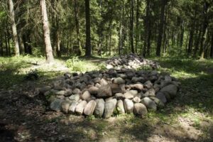 Dwie rekonstrukcje kurhanów