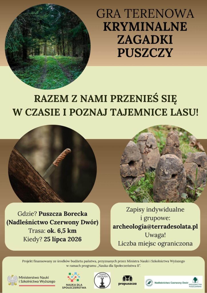 Plakat gry terenowej składa się z trzech zdjęć w okrągłych ramkach (ścieżka w lesie, nóż wbity w pień, zabytki tj. ciężarki tkackie). U góry tytuł, niżej opis i dane o wydarzeniu. U dołu stopka z logotypami. Tło brązowe