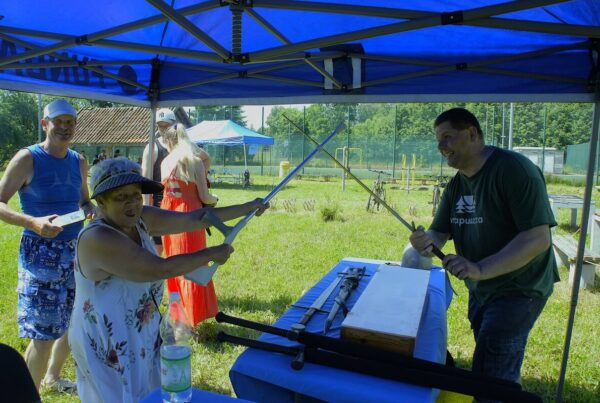 Piotrek na niby walczy na miecz z panią, która dzierży kulę rehabilitacyjną