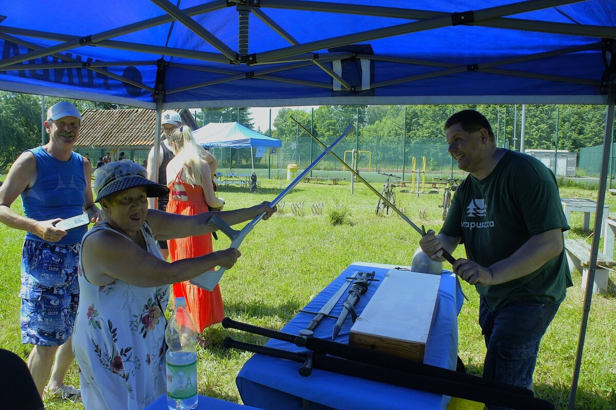 Piotrek na niby walczy na miecz z panią, która dzierży kulę rehabilitacyjną
