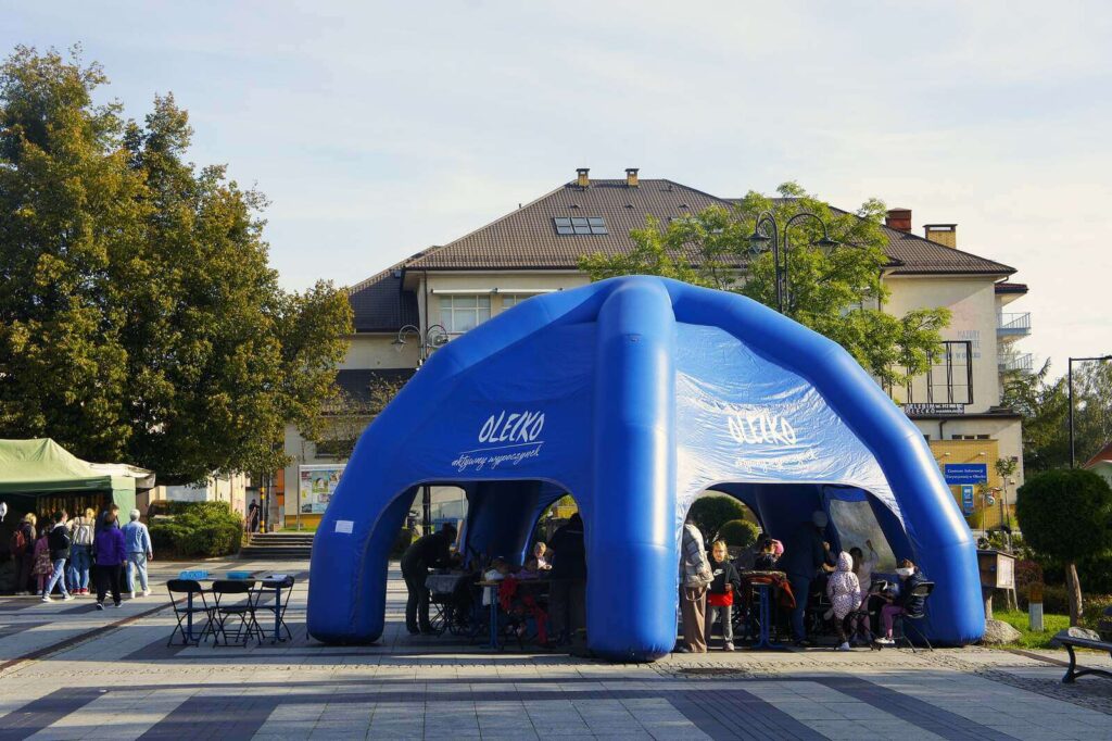 Pod dmuchanym namiotem odbywają się różne aktywności