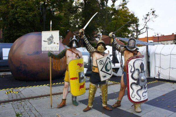 _DSC6292_Easy-Resize.com Trzej gladiatorzy pozują na tle makiety bazy kosmicznej ISS