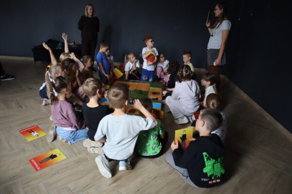 IMG_3592_Easy-Resize.com Dzieci grają w wielką grę planszową Prapuszcza pod okiem edukatorki