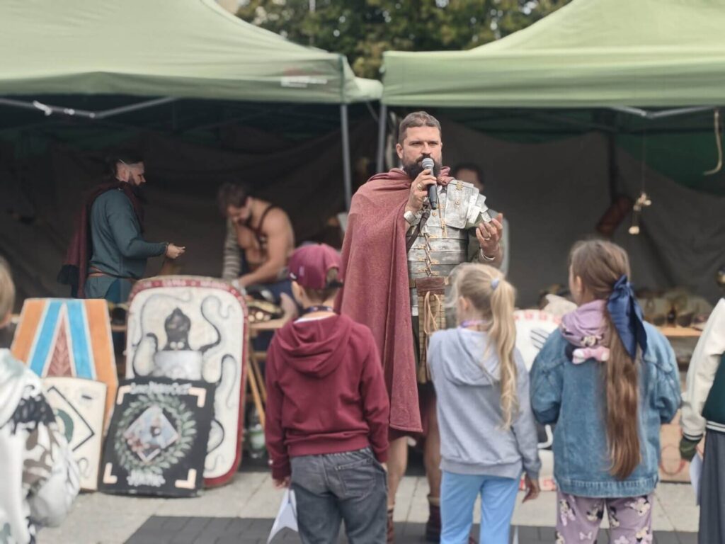 Rzymianin edukator opowiada młodzieży o starożytnym imperium i jego tajemnicach