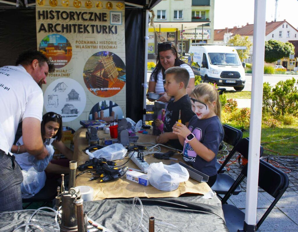 Na stoisku Pana od Historii trwają warsztaty z tworzenia lokomotyw